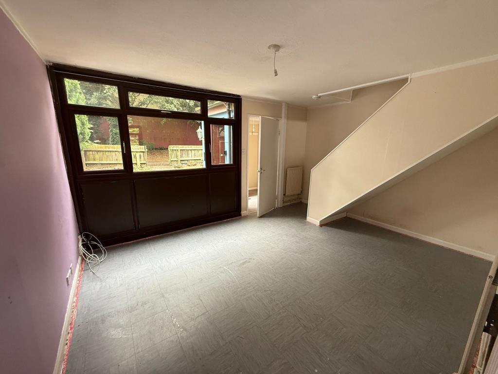 Lot: 157 - HOUSE IN NEED OF IMPROVEMENT - Living room of House in need of improvement